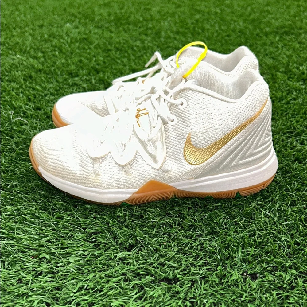 Nike Kyrie 5 GS Irish Sneakers Youth Size 2.5 White Metallic Gold AQ2458-170 EUC